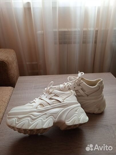 Кроссовки белые для девочки, размер 37. Торг