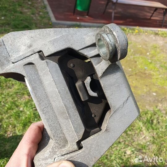 Опора верхняя правая saab 12783141