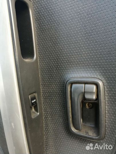 Задняя дверь Toyota ist