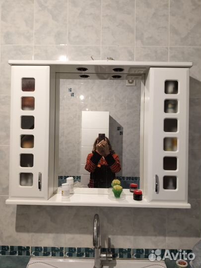 Зеркало в ванную с полочками