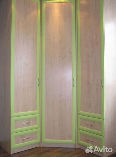 Письменный стол с ящиками и полками