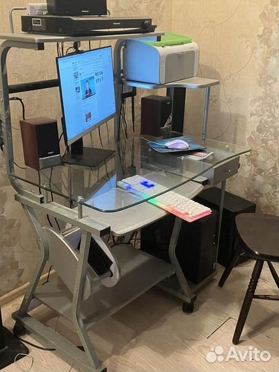 Компьютерный стол стеклянный