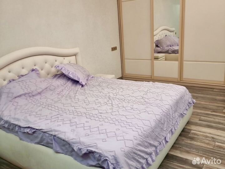 Кровать и шкаф