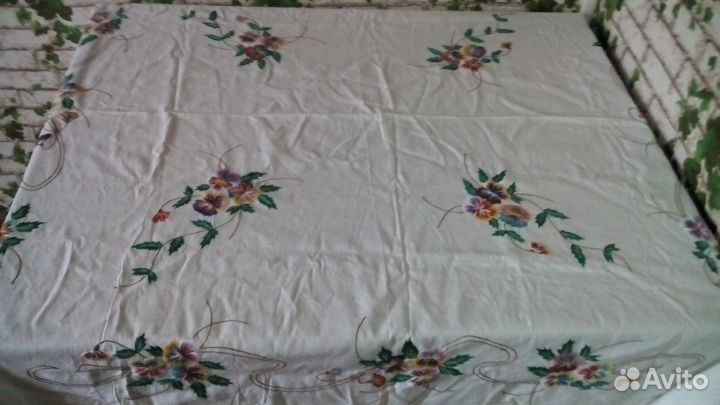 Вышитая скатерть