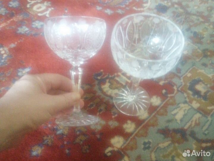 Графин с рюмками, вазы