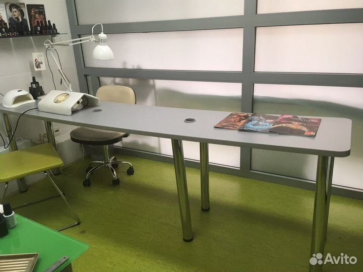 Маникюрный стол