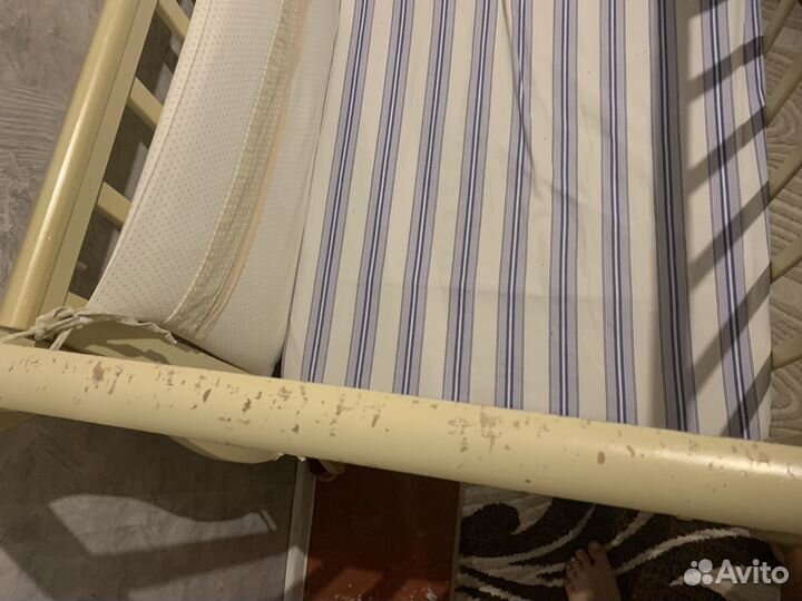 Детская кроватка с маятником