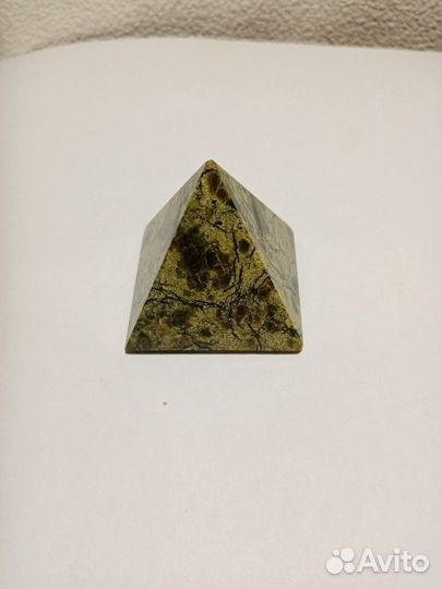 Пирамида из змеевика