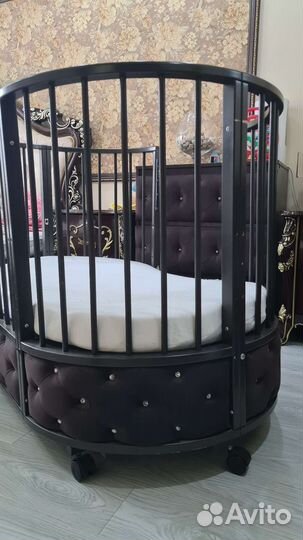 Детская кроватка с маятником