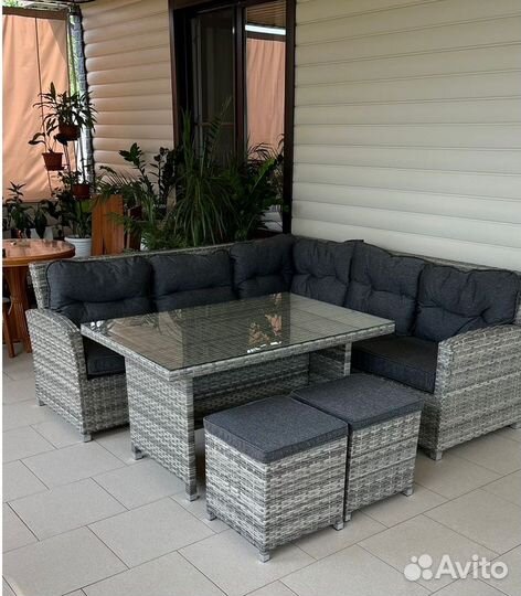 Комплект мебели из ротанга. Стол+ 2 дивана+ 2 пуфа