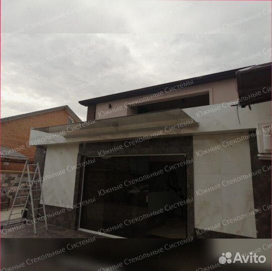 Стеклянный козырек над входной дверью