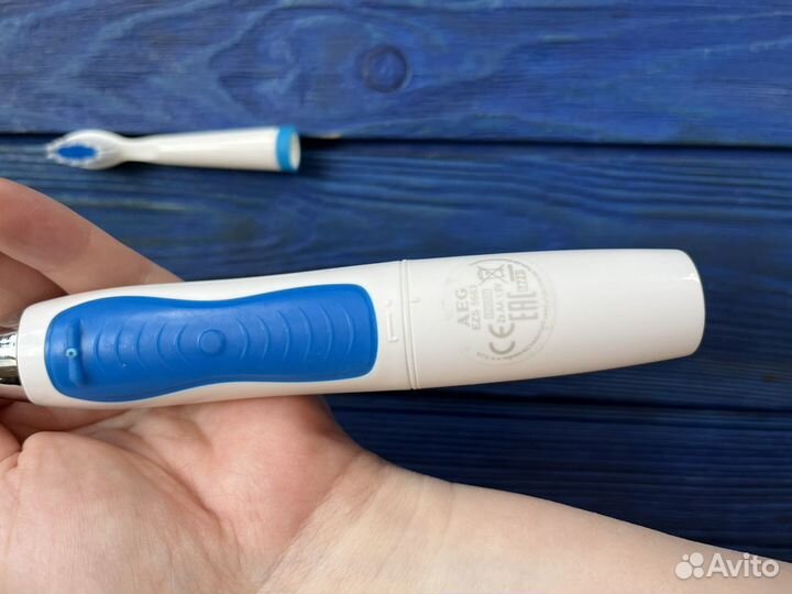 Электрическая (звуковая) зубная щетка AEG