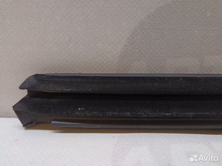 Уплотнитель стекла двери передний левый Volkswagen