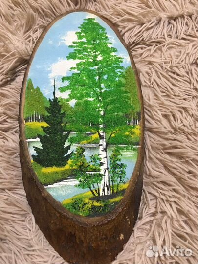 Картина с камнями на срезе дерева