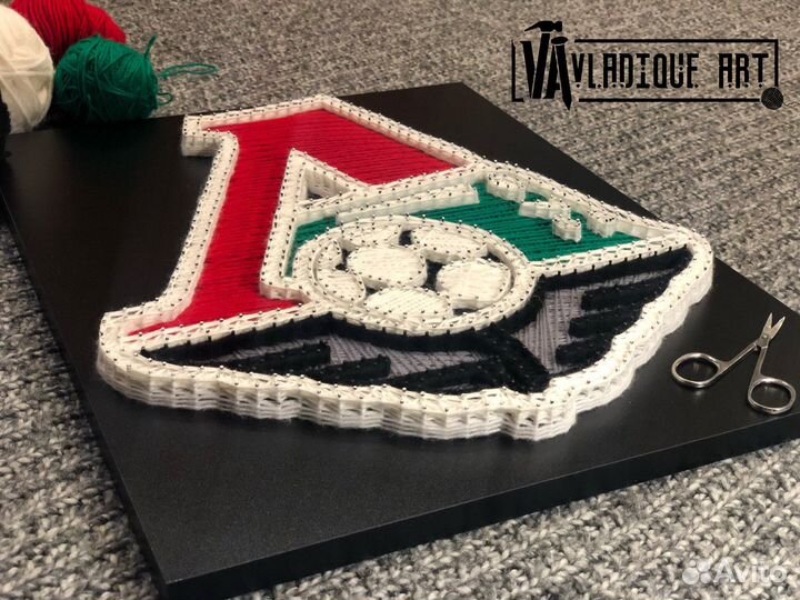 Эмблема из гвоздей и нитей фк «Локомотив»