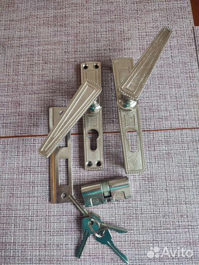 Замок с ручками