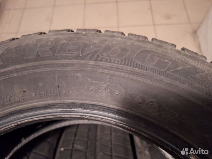 Bridgestone Blizzak Revo GZ 215/60 R17 96S