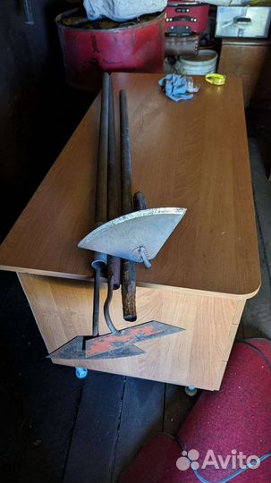 Тяпки садовые и грабли