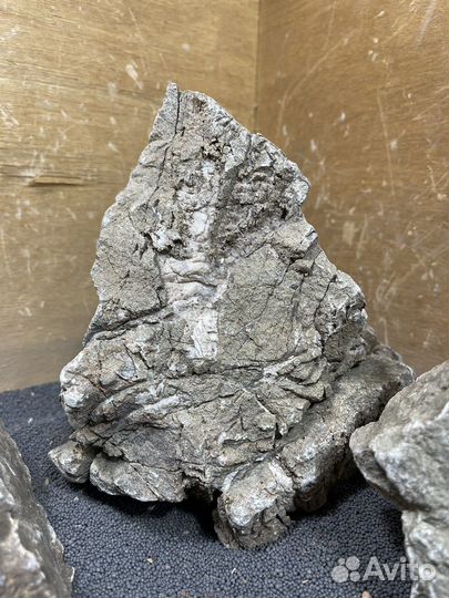 Лава, коряги, камни, грунт