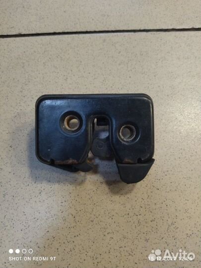 Замок крышки багажника Volkswagen Polo хэтчбек AHW