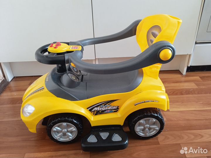 Машина-каталка с ручкой