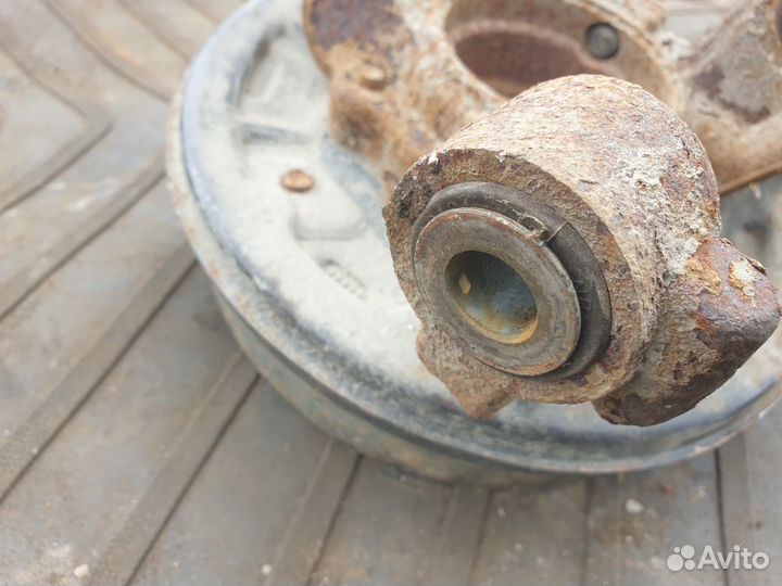 Кулак задний левый Renault Duster Дастер 4WD сборе