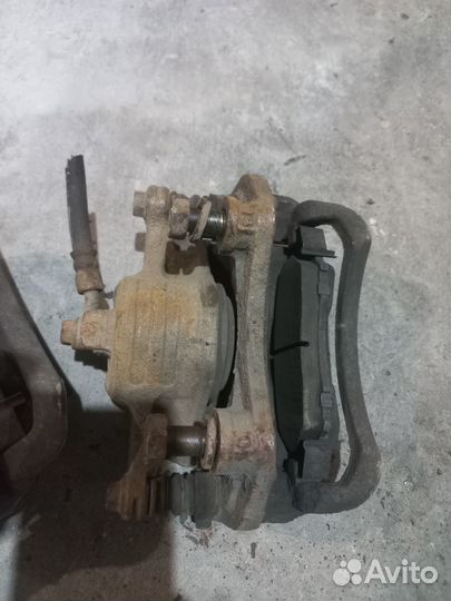 Передние тормозные суппорта Niaaan Wingroad Y11 ле