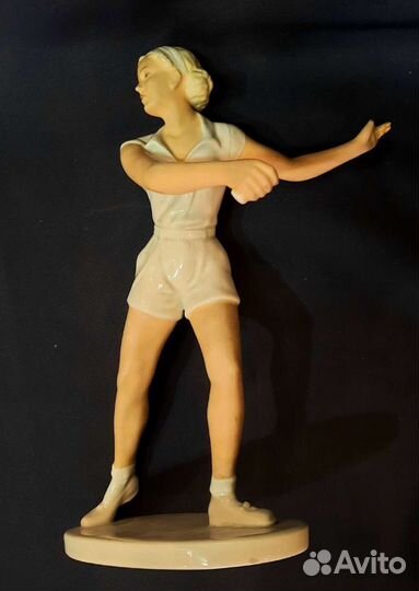 Теннисистка фарфоровая фигурка