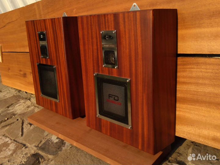 Колонки из красного дерева