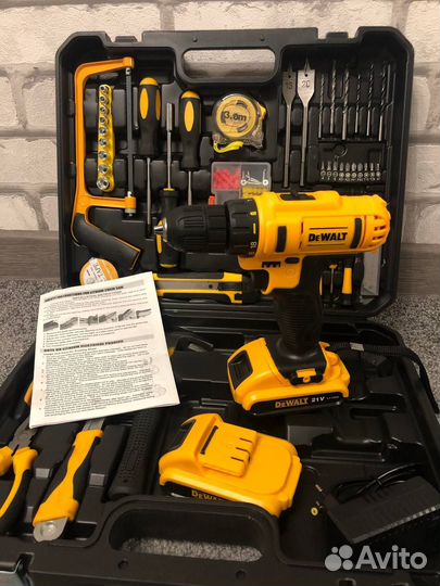 Шуруповерт dewalt с набором инструментов