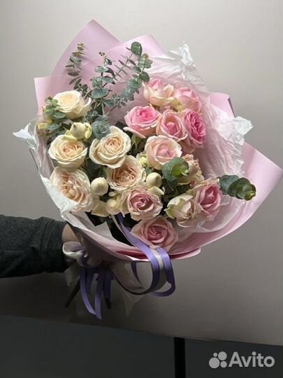 Букет из кустовой розы с эвкалиптом