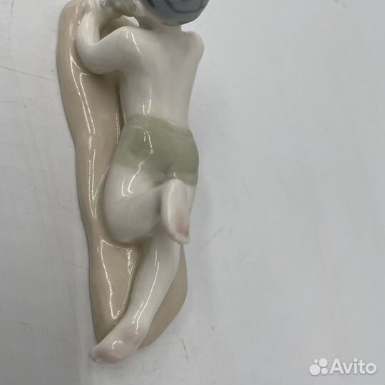 Фарфоровая статуэтка «Мальчик на пляже», лфз