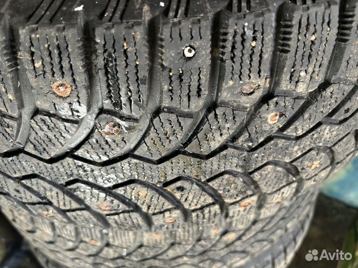 Bridgestone Blizzak Spike-01 215/65 R16