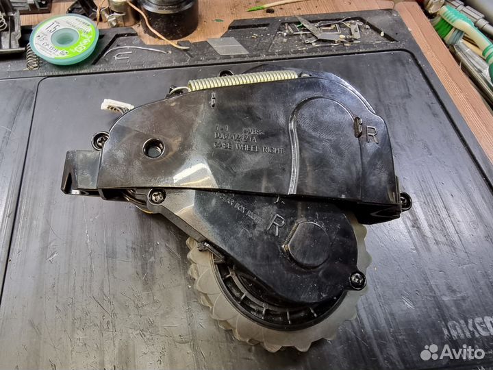 Колесо в сборе правое робота-пылесоса