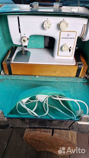 Машинка швейная Чайка 142м