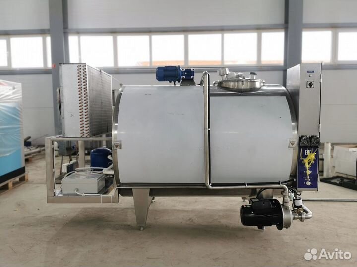 Охладитель молока 1000л танк закрытый