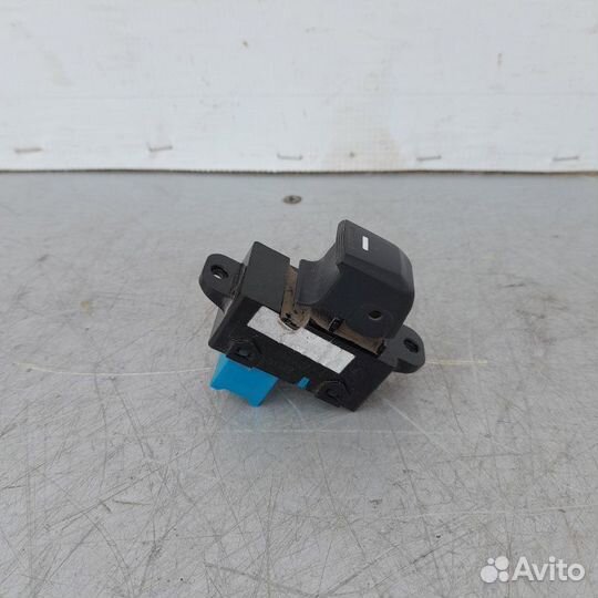 Кнопка стеклоподъемника передняя правая Kia Rio 3