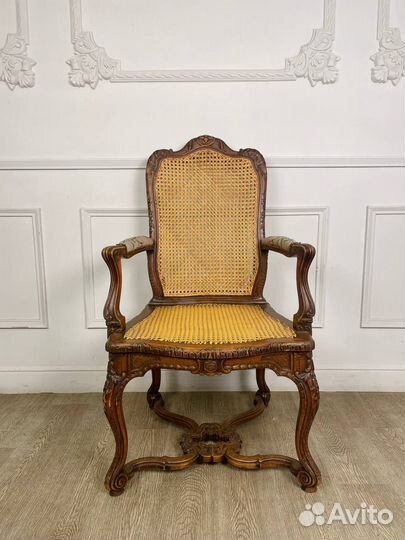 Антикварное кресло с Ротангом