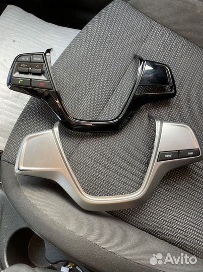 Кнопки управления магнитолой и бортовым компютером