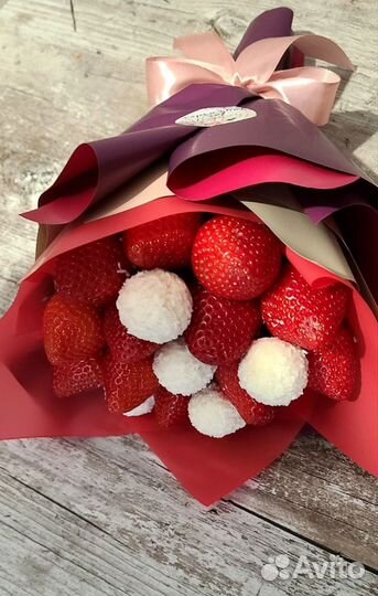 Сладкий букет из конфет и шоколадок, из клубники