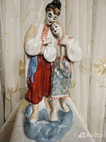 Фарфоровая статуэтка 