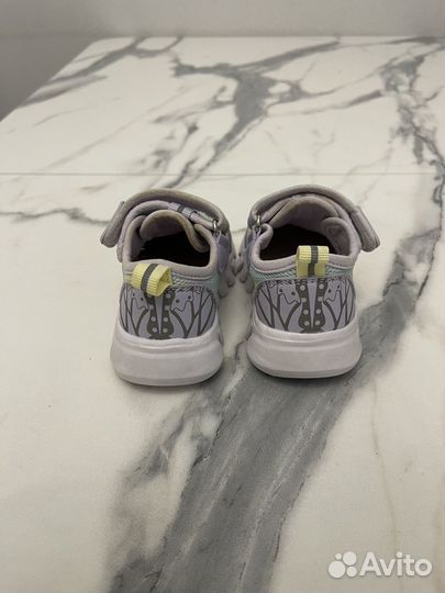 Кроссовки для девочки 20