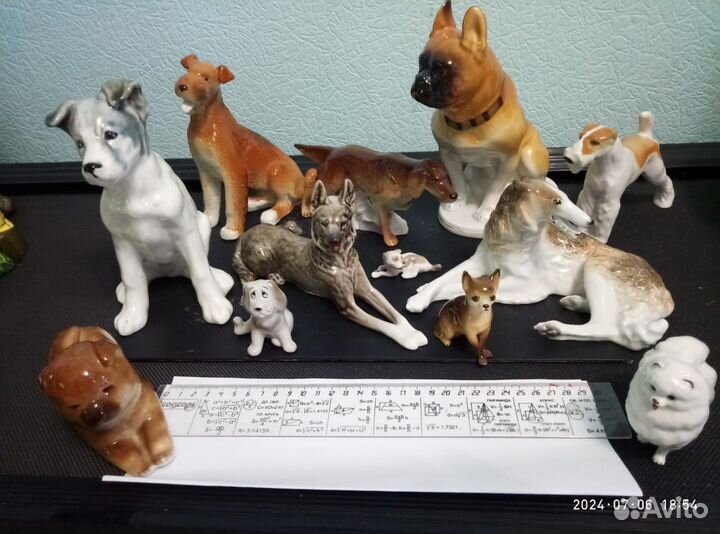 Фарфоровая статуэтка собаки