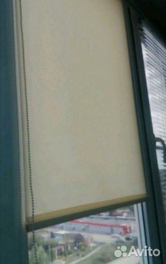 Люстра и рулонная штора