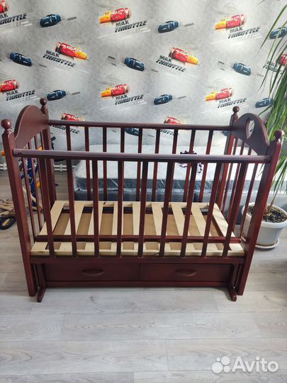 Кровать детская с маятником и выдвижным ящиком