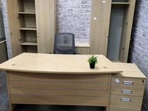 Комплект мебели в офис: шкафы, стол, тумбы