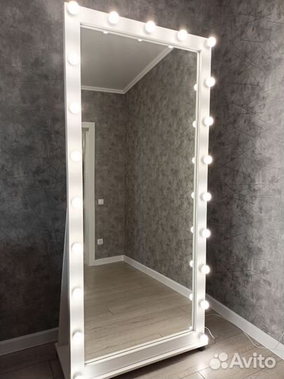 Гримерное зеркало с лампочками