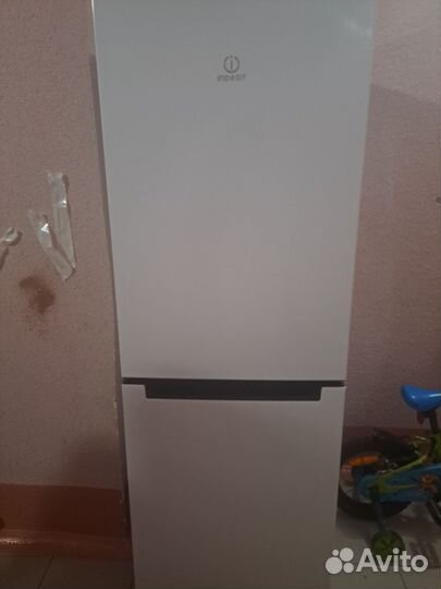 Холодильник indesit
