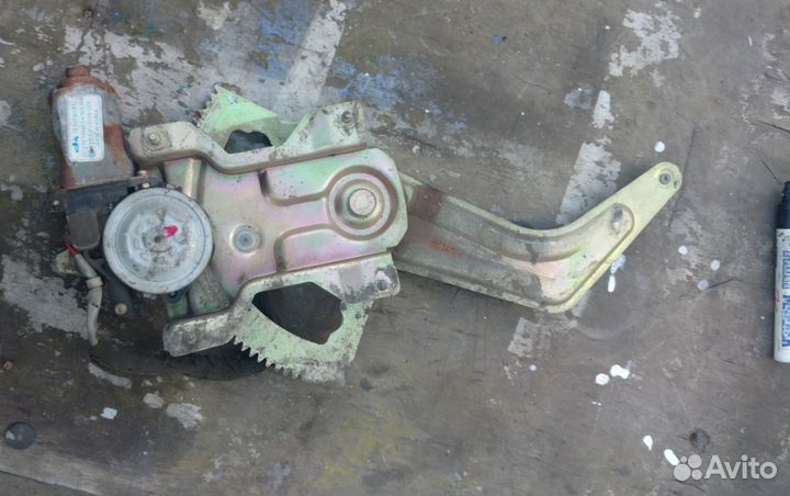 Стеклоподъемник задний правый (хэтчбек) на Kia Rio