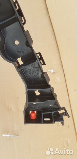 Кронштейн переднего бампера RH Opel Zafira B